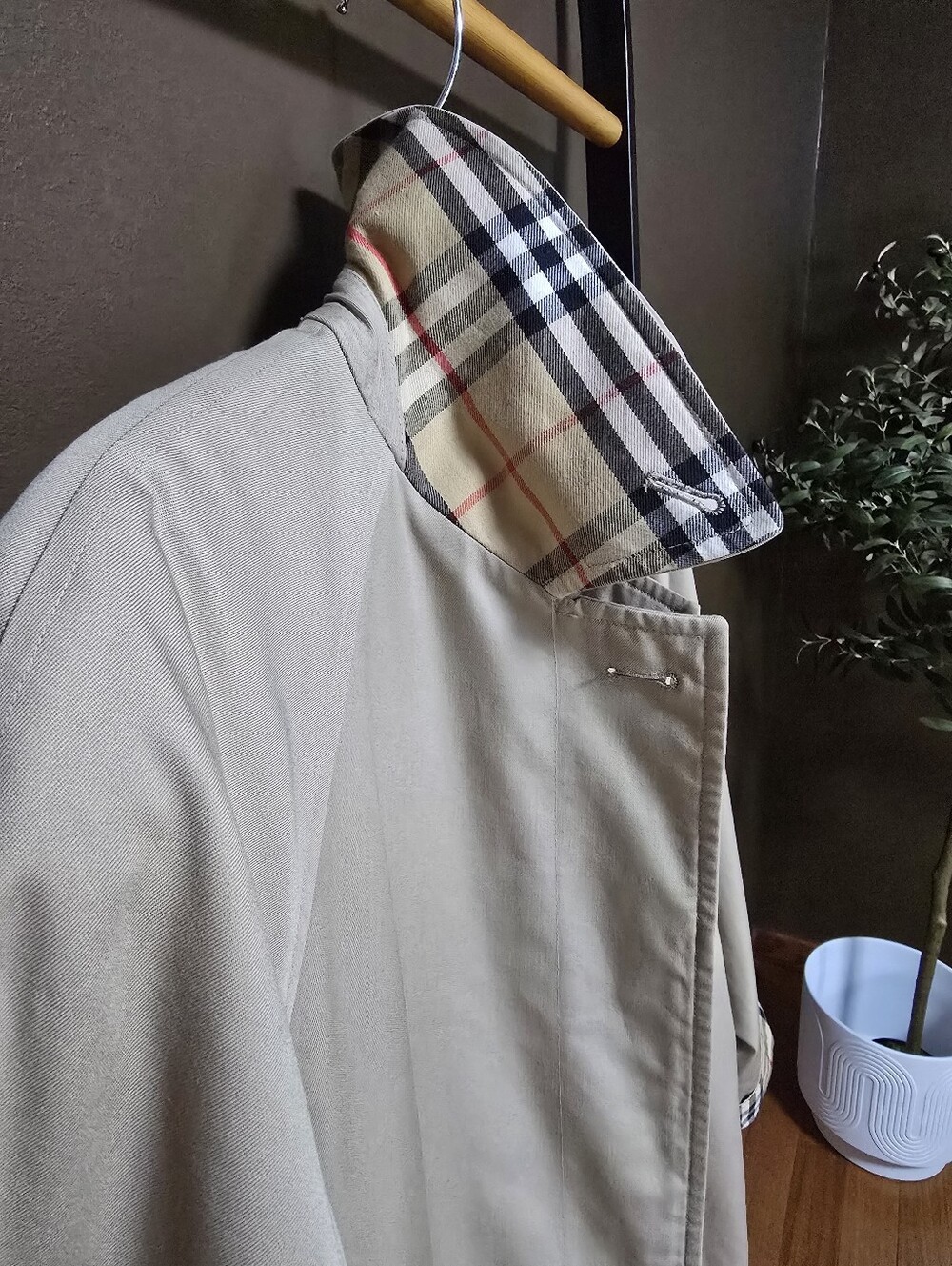 Vintage Burberrys Classic Beige Trench Coat with Check Lining, Mid-lenght - Picture 5 of 12